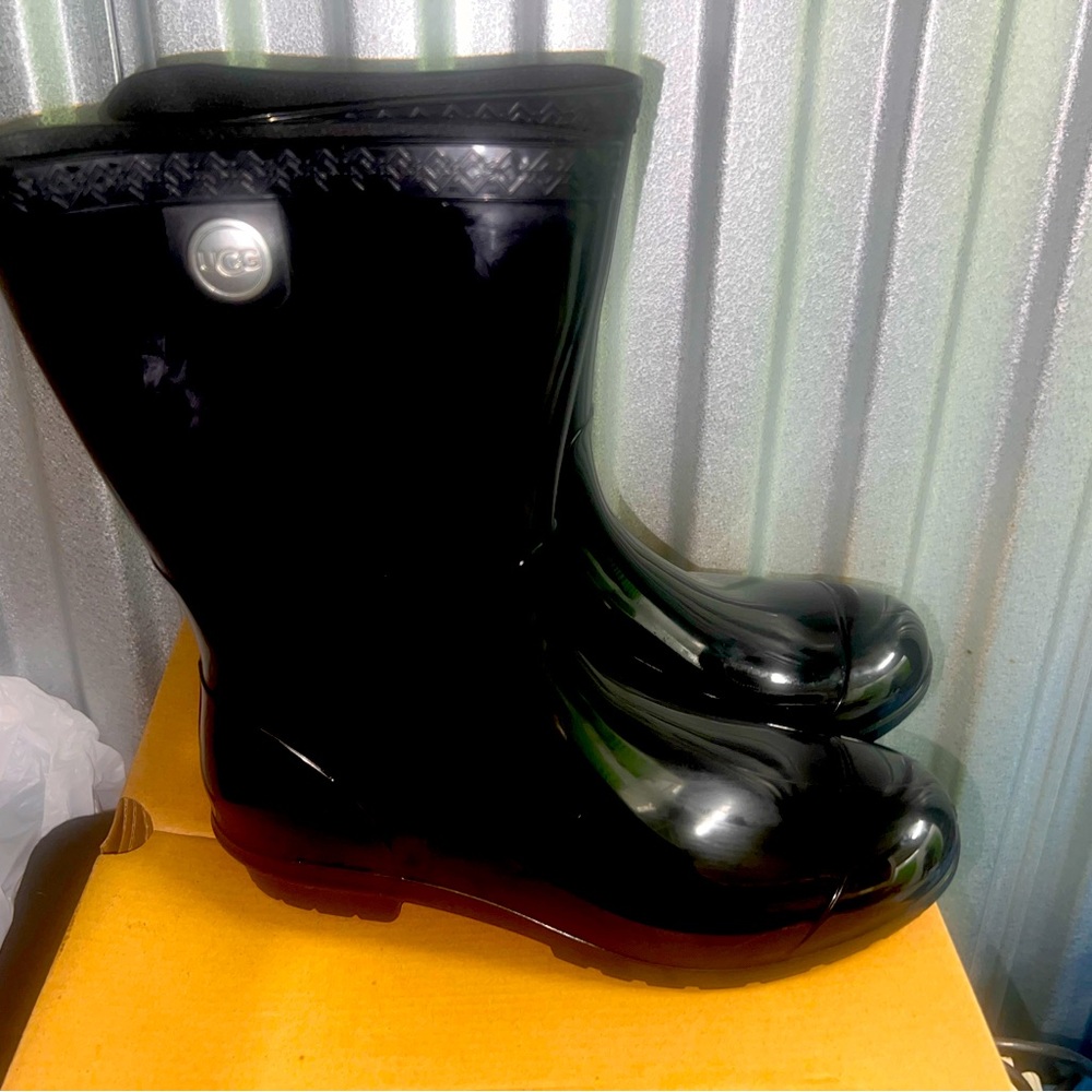 Ugg rain boots size 9. Never worn. Comes in original box